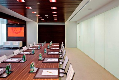 voco Dubai: Business Center